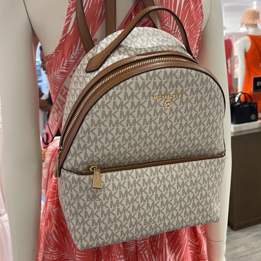 Michael Kors Womens Valerie Medium Logo Backpack 30F2G9VB2B-149 (Vanilla)
NWT - Picture 4 of 16